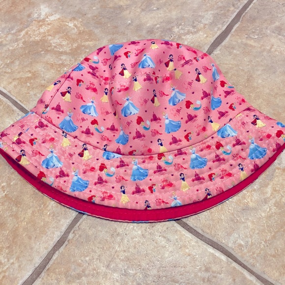 Reversible Disney Princesses hat - Picture 1 of 2